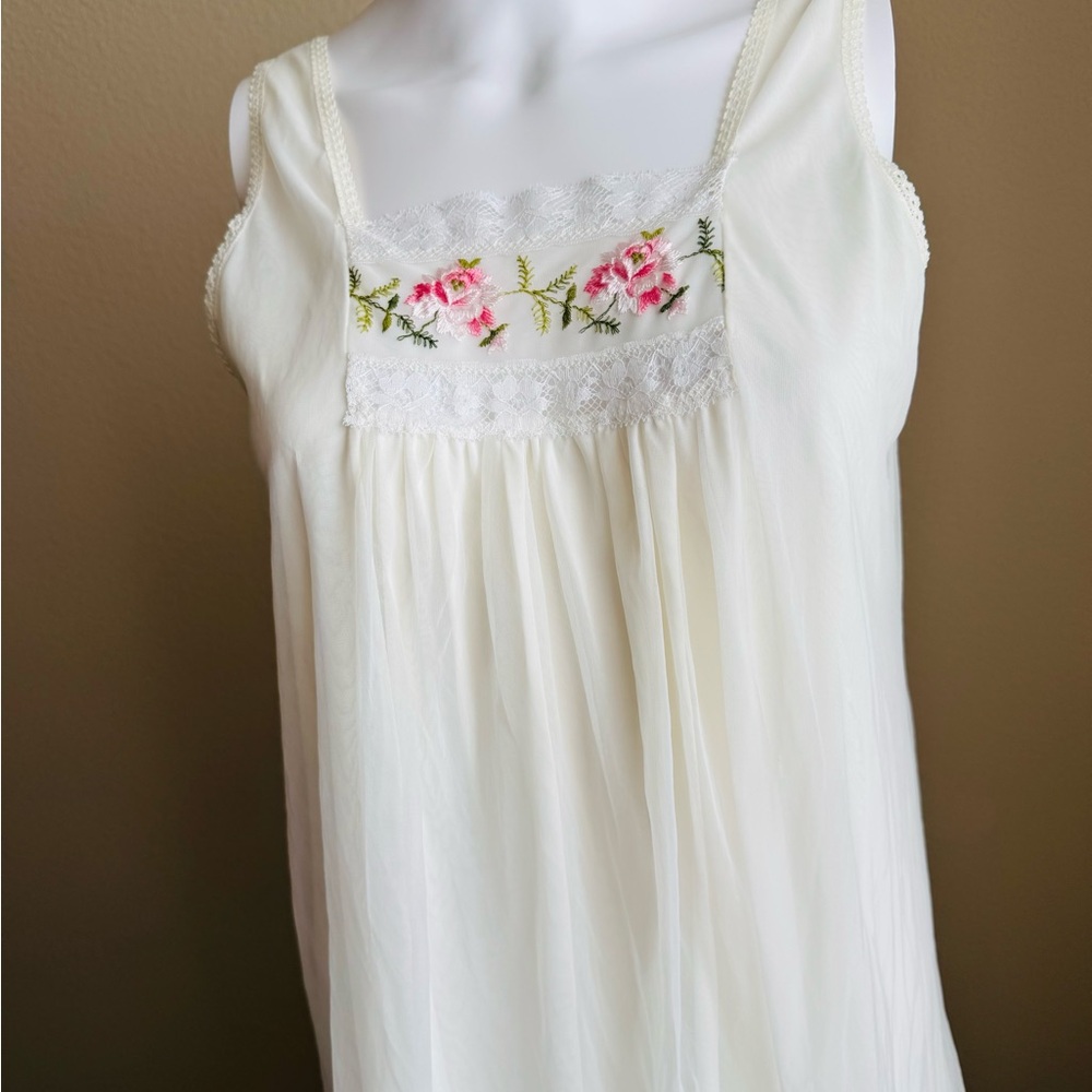 Lovely Cream Floral Embroidered Robe - Picture 4 of 8